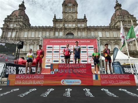 Mariana Donato Melo en plena competición de triatlón, con expresión de concentración y esfuerzo.
