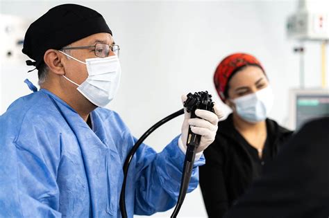 Endoscopio médico siendo utilizado en un procedimiento gástrico