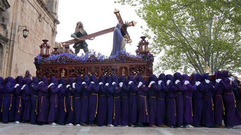 Ilustración de una procesión de Semana Santa con pasos llevados a hombros.