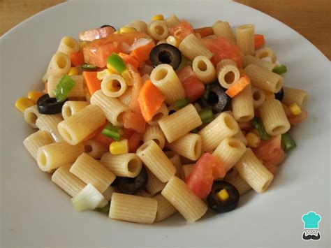 fotografía apetitosa de una ensalada de pasta integral con verduras frescas