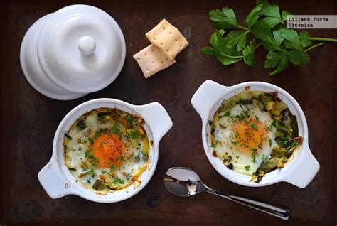 Fotografía de un plato de huevos al horno con calabacín.