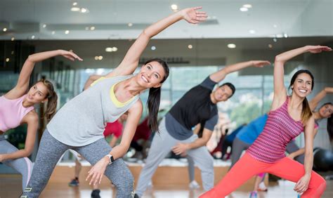 Ilustración mostrando a personas practicando actividades aeróbicas de bajo impacto como caminar en un parque, nadar en una piscina y realizar yoga en interiores.