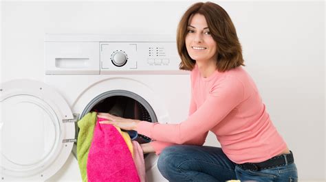 Mujer lavando una faja a mano