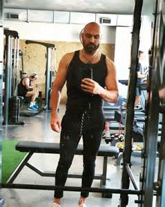 Collage de fotos mostrando la transformación física de Jesse Kay a lo largo de un año.