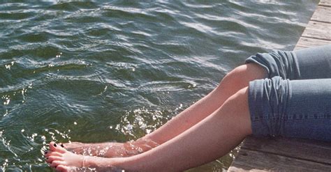 imagen de una persona sumergiendo las piernas en agua helada para recuperación