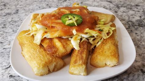Plato de yuca frita crujiente con salsa