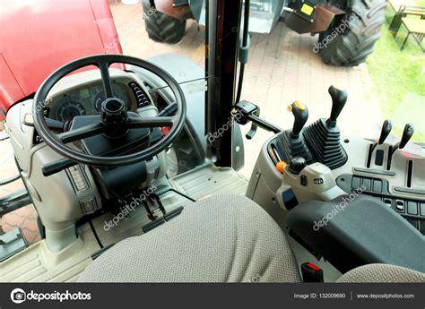 Ilustración detallada de la cabina de un tractor moderno con sus controles.
