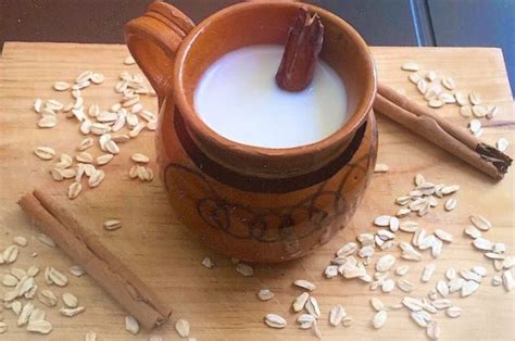 Ilustración de un tazón humeante de atole de avena con una ramita de canela