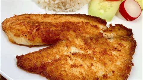 Ilustración de filetes de pescado empanado dorados y crujientes, listos para servir.