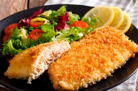 Fotografía de los ingredientes de la receta de pescado empanado y su salsa.