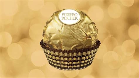 Foto de un bombón Ferrero Rocher abierto, mostrando la avellana en el centro y la cobertura de chocolate y avellanas picadas