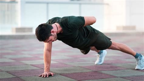 Persona realizando flexiones con énfasis en la contracción del tríceps.