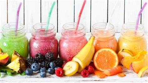 Imagen de licuados coloridos y saludables con frutas y vegetales.