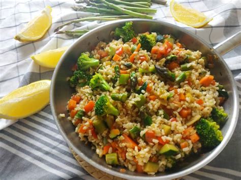 Imagen de un plato con legumbres, arroz integral y verduras.