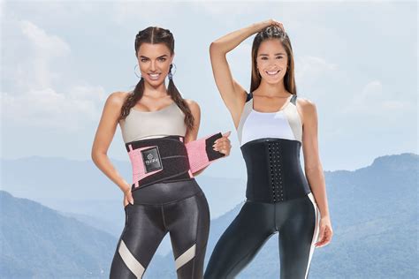 Mujer usando una faja deportiva mientras se prepara para hacer ejercicio.