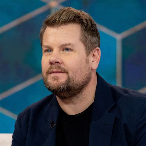 James Corden sonriendo y posando, representando su estado actual de bienestar