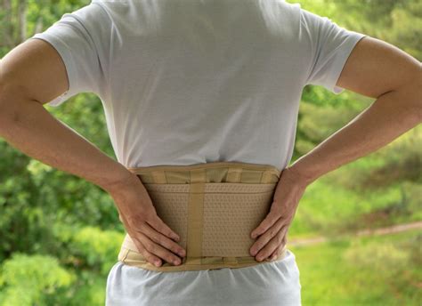 Imagen que muestra diferentes tipos de fajas lumbares, destacando sus características y usos recomendados.