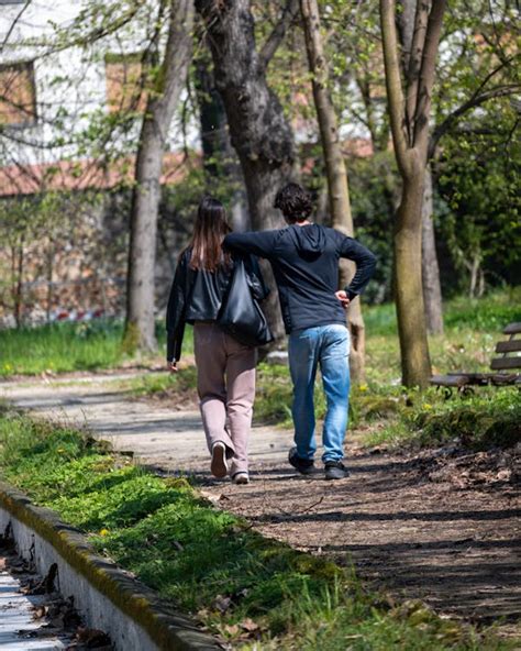 Pareja paseando por un sendero natural