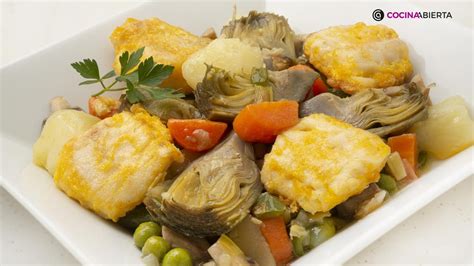 Ilustración de una pescadilla entera con verduras variadas dispuestas alrededor, listas para ser horneadas.