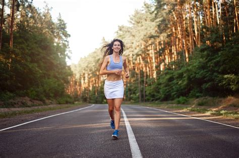 Mujer corriendo al aire libre