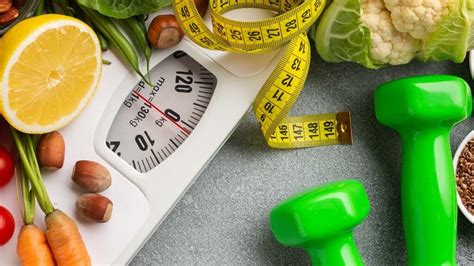 Diagrama que ilustra los tres objetivos: perder peso, mantener peso y ganar peso, con una calculadora en el centro.