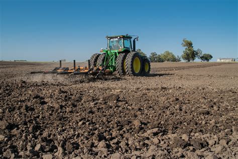imagen de un campo labrado y en barbecho, contrastando la productividad.