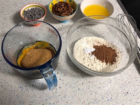 Mezclando ingredientes secos y húmedos para la masa del bizcocho