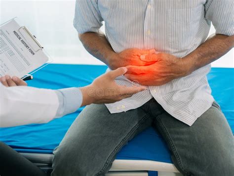 Imagen de un médico examinando a un paciente con dolor abdominal