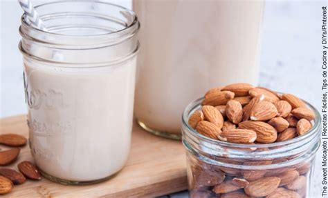 infografía mostrando los pasos para preparar leche de almendras casera