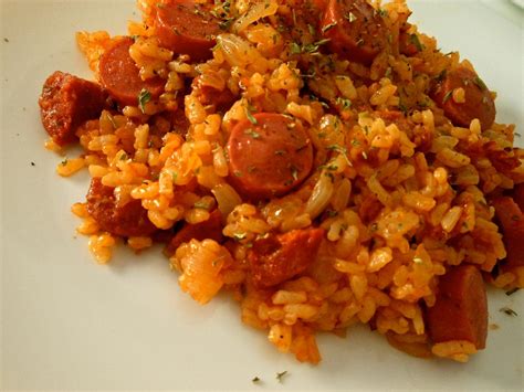 Ingredientes básicos para arroz con salchichas: arroz, salchichas, cebolla, tomate y especias.