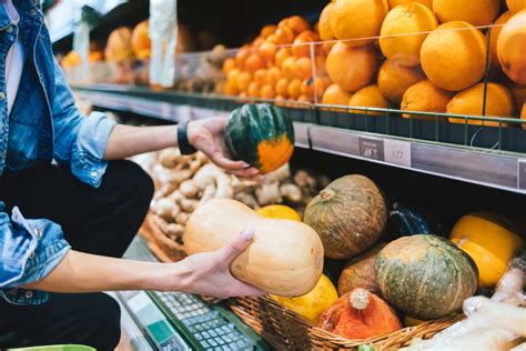 Mujer eligiendo calabaza en el supermercado