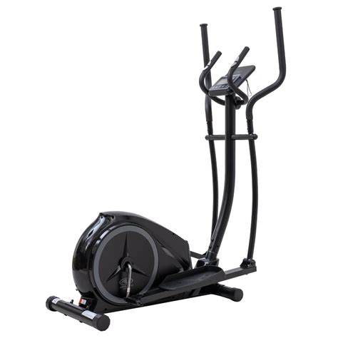 Imagen de un hombre de 120 kg utilizando una bicicleta elíptica con una expresión de esfuerzo.