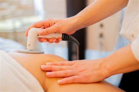 Infografía mostrando la acción de los tratamientos nocturnos anticelulíticos.