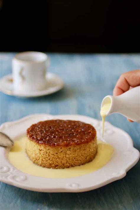 Ilustración de Malva Pudding, un pastel esponjoso con salsa caramelizada