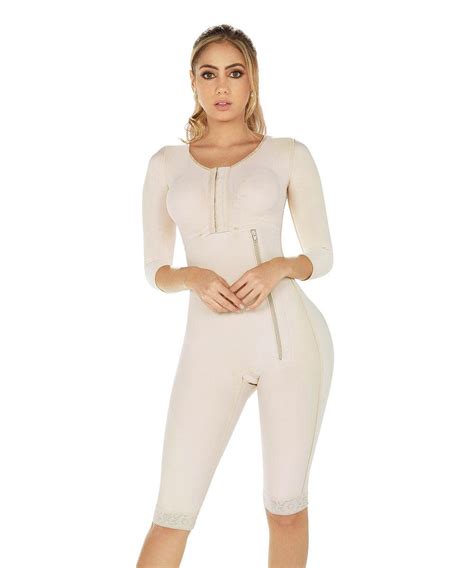 Imagen de una persona usando una faja de compresión post-liposucción.