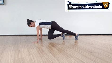 Persona realizando escaladores cruzados en posición de plancha.