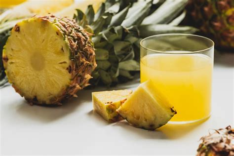 Ingredientes para preparar un zumo de piña y linaza.
