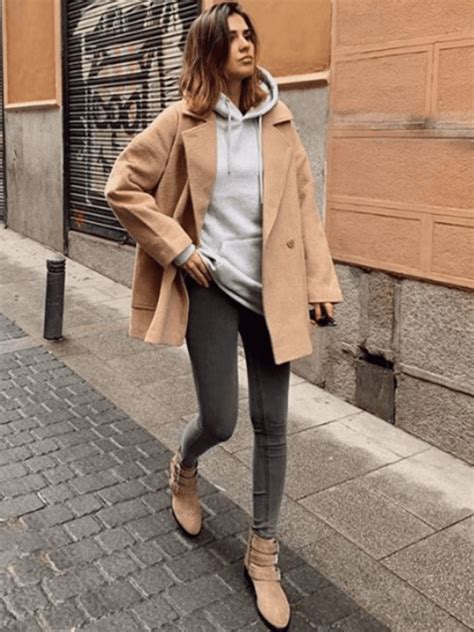 Un collage de diferentes formas de estilizar una sudadera con cuello vuelto, incluyendo opciones casuales y más elegantes.