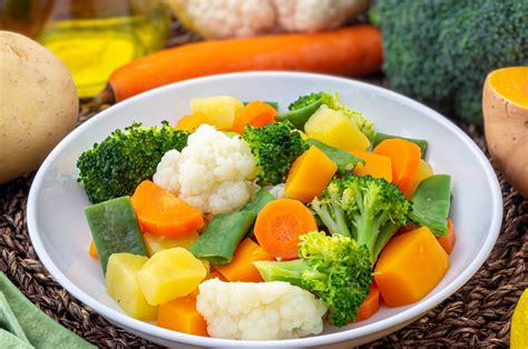 Imagen de un plato colorido con diversas verduras crudas y cocidas.