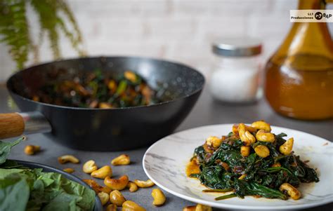 Ingredientes frescos para la receta de espinacas salteadas keto