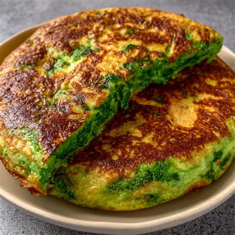 Tortilla keto de espinacas recién hecha y doblada por la mitad