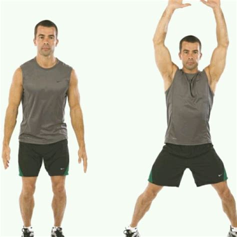 Persona realizando jumping jacks con ropa deportiva