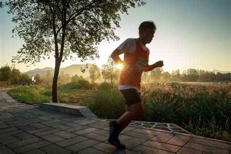 fotografía de una persona corriendo al aire libre en un paisaje natural