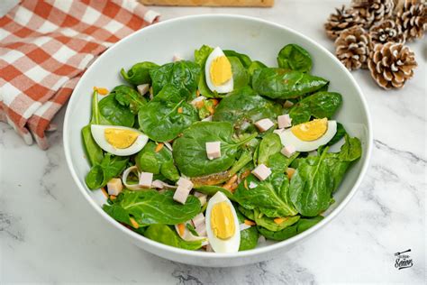 Foto de una ensalada completa con arroz integral, espinacas, calabaza, nueces y mozzarella.