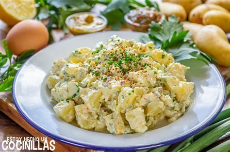 Foto de una ensalada de patata con huevo, pimiento rojo, cebolla y atún.