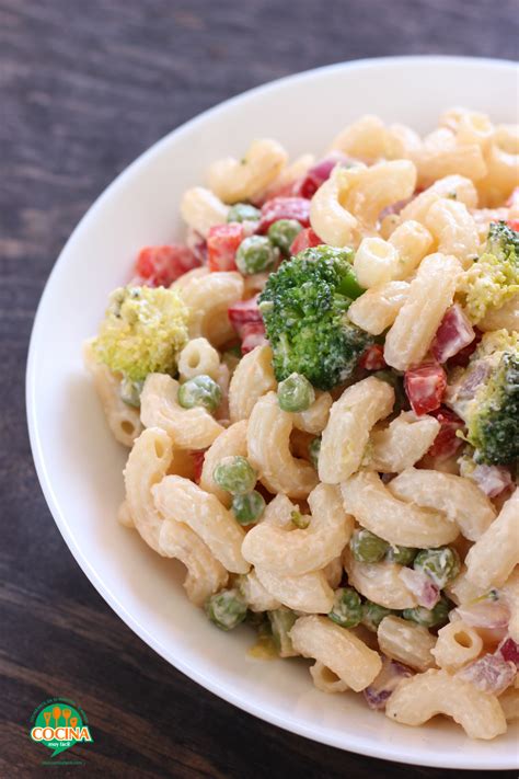 Foto de una ensalada de pasta con verduras, gambas y piña.
