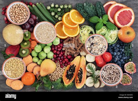 collage de alimentos ricos en fibra: avena, legumbres, frutas, verduras y semillas
