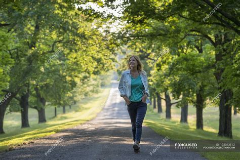 imagen de una persona caminando en un parque