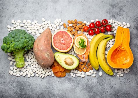 Tabla comparativa de alimentos para vientre plano, destacando sus propiedades (potasio, fibra, omega-3, etc.).