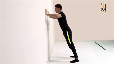 Infografía con los pasos de las flexiones en pared y fondos de tríceps en silla.